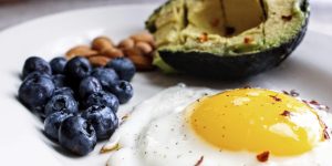 keto diet foods: blueberries, avocado and fried egg