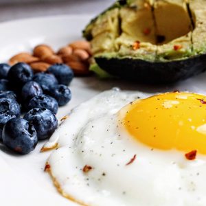 Keto diet foods: bluebrries, fried egg and avocado